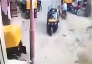 لحظة إطلاق النار على طفل اعترض على بيع المخدرات بمنطقته -فيديو