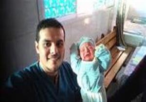 طبيب "رضيع السيلفي" يكشف تفاصيل التعرف على هوية الطفل