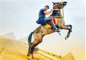 بالصور.. نجم الأكشن العالمي الشهير بـ "بويكا" يستعرض مهاراته أمام الأهرامات