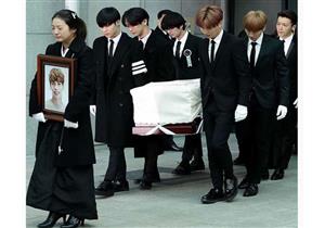 محبو مطرب كوريا الجنوبية يرتدون الأسود في جنازته