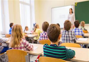 بالصور: أفيال ترتدي زي بابا نويل فى إحدى المدارس