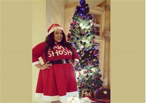 بالصور . شيماء سيف تكتب اسمها علي ملابس "بابا نويل" أثناء احتفالها بالكريسماس