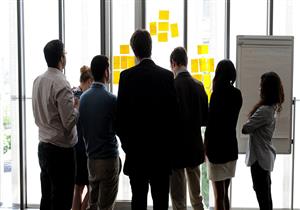 بالصور... موظف يلصق جسده بأرض الشركة لهذا السبب