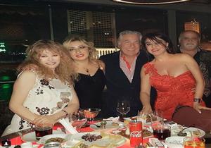 بالصور- نيللي تحتفل بعيد الميلاد مع مصطفى فهمي وزوجته