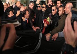 فيديو.. الجمهور الأردني يستقبل تامر حسني بـ"الورود "