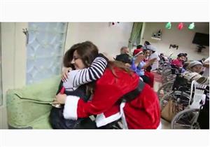 بملابس "بابا نويل".. نجوى كرم تحتفل مع المسنين بالكريسماس