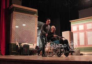 بالصور ..الحلفاوي علي كرسي متحرك والجندي بـ"الجوزة" علي أفيش "أضحك لما تموت"