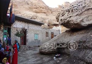 بالصور.. 5 قرى في "حضن الجبل" بالمنيا تهددها السيول