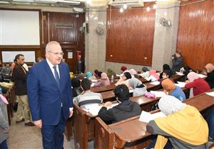 بالصور.. رئيس جامعة القاهرة يتفقد سير امتحانات الفصل الدراسي الأول بالكليات