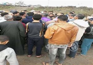 بالصور.. أهالي يحتجزون سيارات قمامة بكفر الشيخ ويهددون بقطع الطريق الدولي