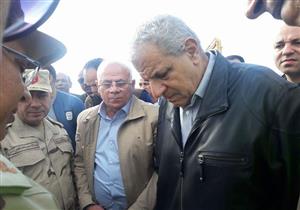 بالصور.. "محلب" ومستشار الرئيس يتفقدان العمل بمحور 30 يونيو