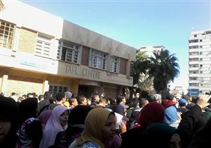 بالصور- مظاهرة طلابية غاضبة بجامعة الإسكندرية ضد قرار ترامب