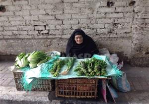 الحاجة فوزية تحتمي من البرد بكارتونة و"راضية": "كلمة للسيسي خلتني أبكي"