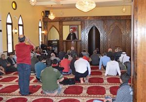 بالفيديو.. لص يتجاهل "حرمة المساجد".. ويسرق أحد المصلين