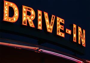 بالصور.. مدينة أمريكية تبني "سينما" بواسطة 50 سيارة قديمة