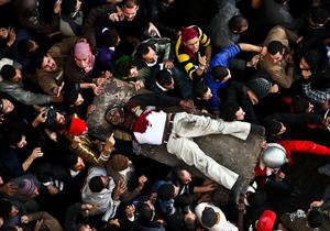 جنازة ثائر مجهول.. نظرة على "يناير" من الشباك 