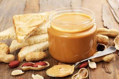 هل زبدة الفول السوداني ترفع السكر؟