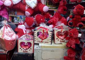 بالصور - هدايا عيد الحب في كفر الشيخ.. دبدوب أحمر للمخطوبين وزجاجة "برفان" للمتزوجين