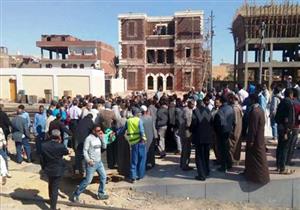 بالصور.. وقفة "سائقين وكمسارية" تؤخر قيام قطارات من محطة أسوان