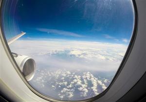 بالفيديو- هذا ما حدث لرجل فتح نافذة الطائرة لالتقاط صورة