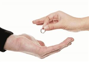 كتبت "حسبي الله ونعم الوكيل" فطلقها