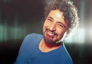 حميد الشاعري يجلس على كرسي المذيع قريبا