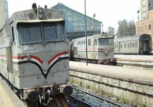 استئناف حركة القطارات بسوهاج بعد توقفها ساعة بسبب عطل في جرار قطار 