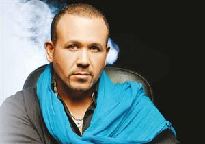 هشام عباس: "بقول لابني لو عايز تشرب حشيش أو بانجو تعالى نجرب مع بعض"