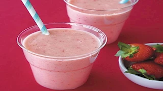 5 فوائد لتناول كوب من عصير الفراولة بالحليب