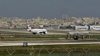 فوضى في مطار بيروت الدولي.. اشتباك بين مسافرين ووزارة الداخلية تحقق في الحادث (فيديو)