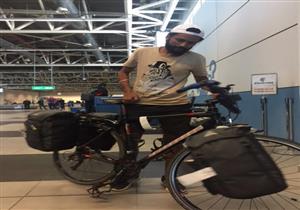 بالصور- شاب مصري يصل الجابون بعجلة ويعود على طائرة المنتخب 