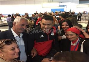 كواليس وصول بعثة المنتخب.. استقبال رسمي ومشادة وإلغاء مؤتمر