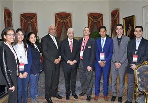 وزير التعليم يكرم طلاب ومدير مدرسة أسيوط للعلوم والتكنولوجيا