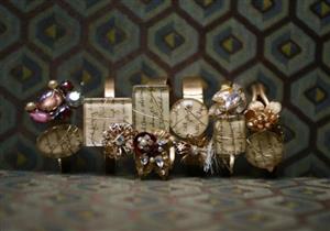 بالصور - فتاة تصنع الإكسسوار من "جوابات الحب"