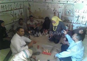 مفتشو آثار يتناولون الطعام داخل مقبرة أثرية.. والآثار: "قعدة راحة" -(صورة)