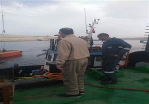 بالصور.. مميش يتفقد أعمال انتشال "الصال الغارق" بقناة السويس