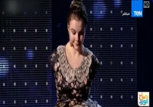 بالفيديو - فتاة مبتورة الذراعين تعزف على البيانو 