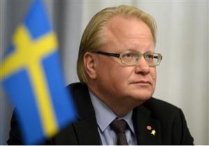 إجلاء وزير الدفاع السويدي من طائرة بعد تهديد بوجود قنبلة