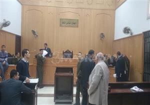 بالصور.. محامو قنا "إضراب".. وأهالي المتهمين يفترشون أرصفة المحكمة