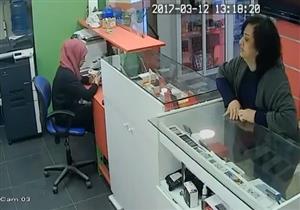 دهاء سيدة.. سرقت محل هواتف في 10 ثوانٍ والكاميرات تفضحها