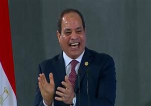 أحد ضيوف احتفالية "عيد الأم" يُثير ضحك السيسي.. والرئيس: ''كده الرجالة هتزعل'' - فيديو