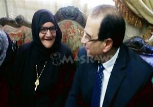 بالصور.. محافظ الدقهلية لـ"الست سبيلة": "أنا نسيت التعب يا حجة لما قابلتك"