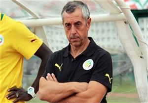 آلان جريس يتفقد أرضية ملعب ستاد الإسماعيلية قبل مواجهة غانا