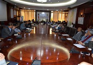 محافظ الأقصر يُشدِّد على ضرورة الانتهاء من المشروعات الخَدَمية وفق الجداول الزمنية المحددة