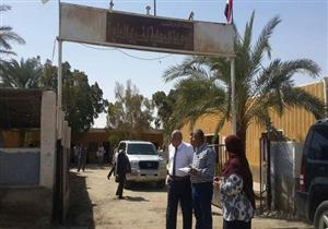 بالصور.. محافظ الوادي الجديد يتفقد الوحدة المحلية لقرية "المنيرة" 