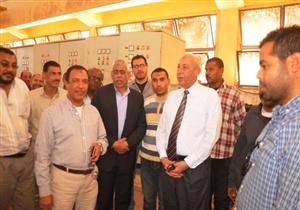 محافظ أسوان يتفقد أعمال تطهير مصرف السيل (صور)