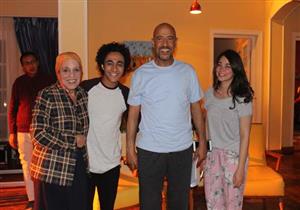 بالصور- "مصراوي" داخل كواليس "عائلة زيزو" لأشرف عبدالباقي قبل عرضه