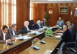 سحب المحال من الباعة غير الجادين بسوق الروض في السويس