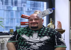   بالصور.. أمريكي يتمتع بموهبة التصاق الأشياء به