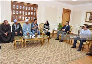 محافظ أسيوط يكرّم أسر 6 شهداء ويطلق أسماءهم على مدارس